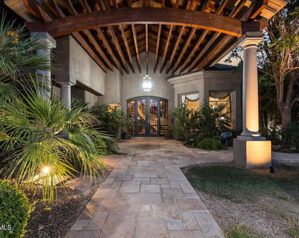 8 E Oakwood Hills Drive, Chandler