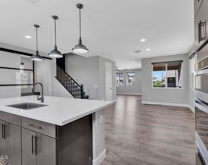 687 W Flintlock Way, Chandler