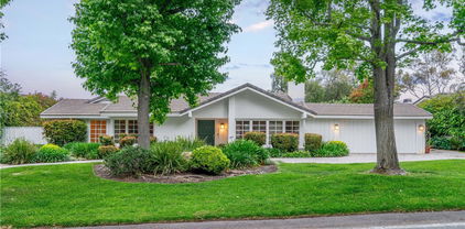 9 Middleridge Lane N, Rolling Hills