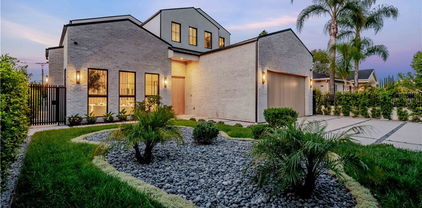 16711 Moorpark Street, Encino