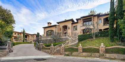 3930 Royal Oak Place, Encino