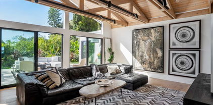 9275 Flicker Place, Los Angeles
