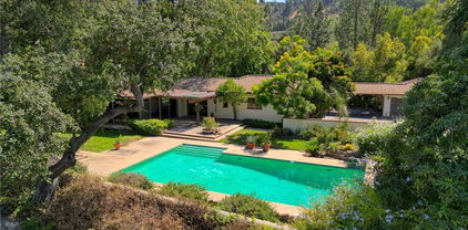 1075 Pine Oak Lane, Pasadena