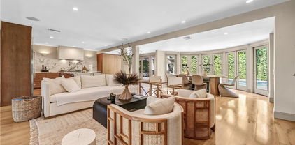 4060 Harclare Lane, Encino