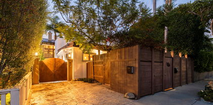667 Santa Clara Avenue, Venice