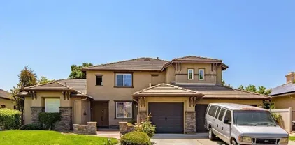 569 Inverlochy Dr, Fallbrook