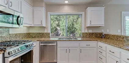 15 Embassy Pl, Lake Forest