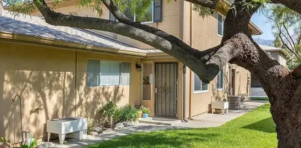 1041 W Calle De La Luna Unit 3, Azusa