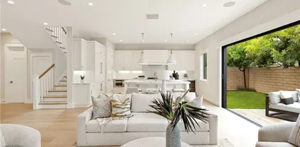 387 La Perle Pl, Costa Mesa