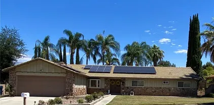 215 Pinewood Ct, Redlands