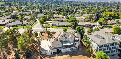 613 E Sunset Dr N, Redlands