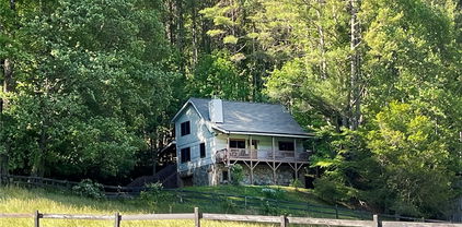 143 Apple Cove Road, Banner Elk