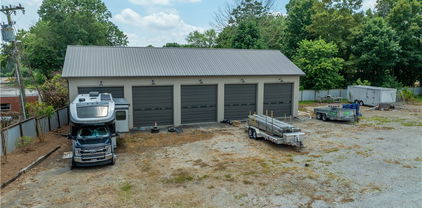 1417 W Main Street, Yadkinville