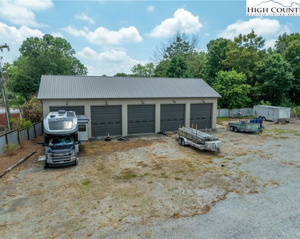 1417 W Main Street, Yadkinville