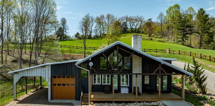 110 N River Lane, Butler