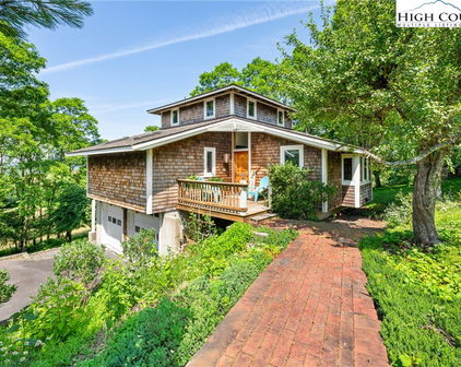 937 Center Court, Boone