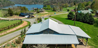 110 N River Lane, Butler
