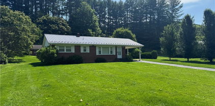 1686 Troutdale Highway, Mouth of Wilson
