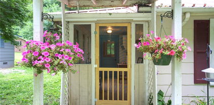 423 Dark Hollow Road, Elk Park