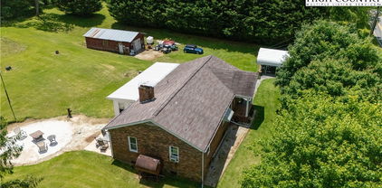 1424 Bear Creek Road, Bakersville