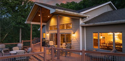 122 & 124 Hawthorne Road, Beech Mountain