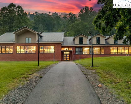 5500 Roan Creek, Mountain City
