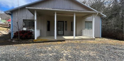 28 Mullin Hill Road, Spruce Pine