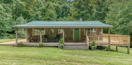 834 Barlow Road, Elk Park