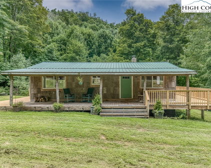 834 Barlow Road, Elk Park