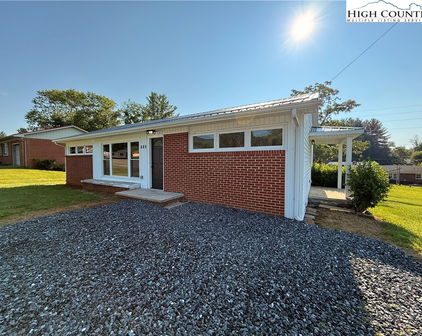 148 Brook Lane, West Jefferson