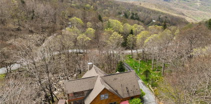 140 Spruce Hollow Road, Beech Mountain