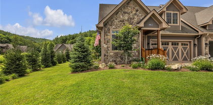 196 Whispering Streams Drive Unit 2, Fleetwood