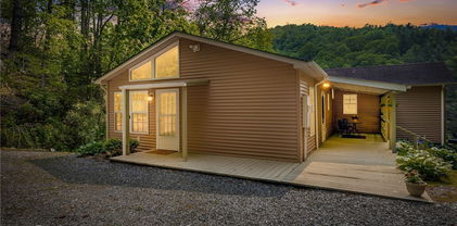2763 Crabtree Road, Spruce Pine
