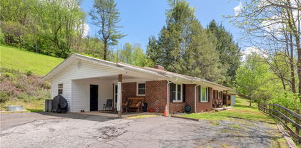 10008 Nc Highway 194, Lansing