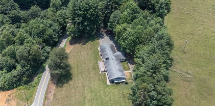 840 Brooks Shell Road, Elk Park