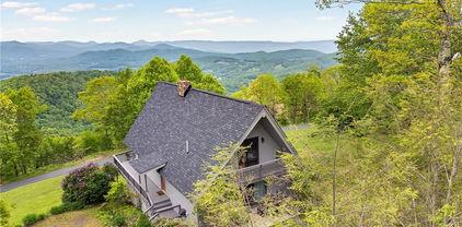 871 Rich Knob Road, Spruce Pine