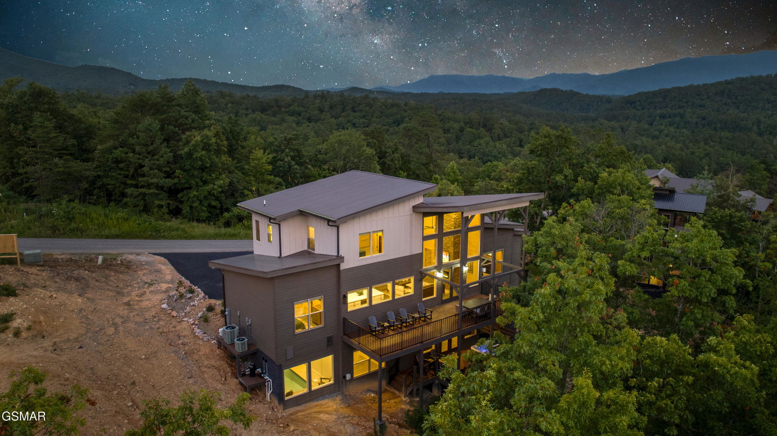 洋書 Mountain Houses Mountain Home Built by Combining and Connecting Two