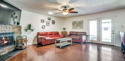 400 Forestwood Dr, Forney