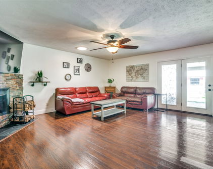 400 Forestwood Dr, Forney