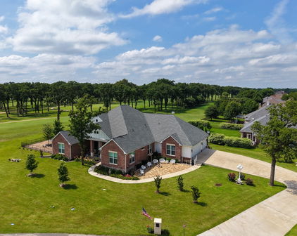 18076 Country Club Dr, Kemp