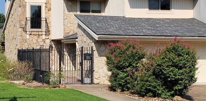 2901 Country Place Cir, Carrollton