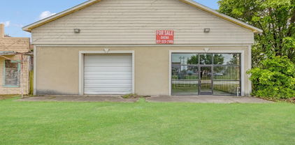 210 E Broad St, Terrell