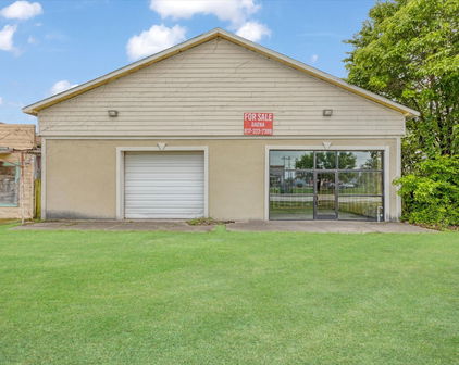 210 E Broad St, Terrell