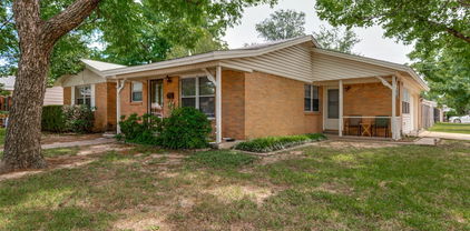 2002 Winthrop St, Irving