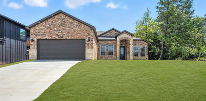 716 Oak Creek Dr, Hutchins