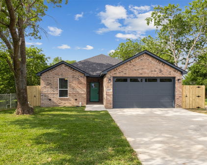 1307 E First North St, Kaufman
