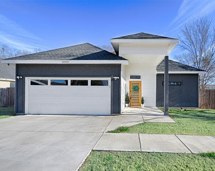 1009 E Buffalo St, Forney