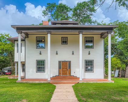 704 S Houston St, Kaufman