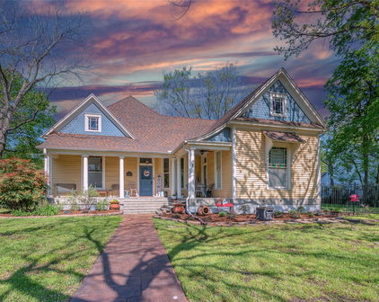 408 S Center St, Forney