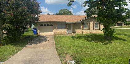 606 E Broad St, Forney